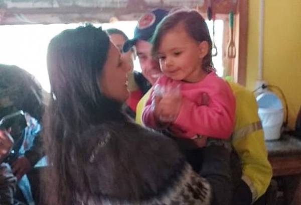 Criança de 2 anos é encontrada com vida após estar desaparecida desde ontem em Santa Catarina