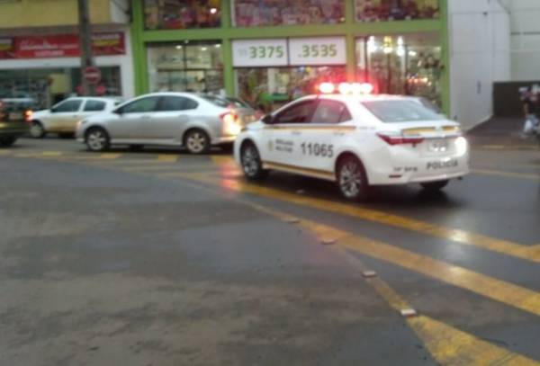Homem agride comerciante no centro de Panambi e é contido por populares