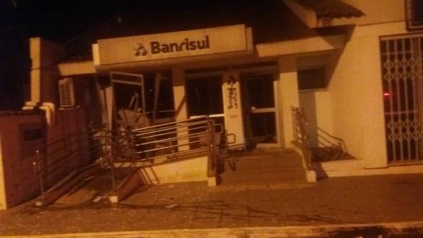 Bandidos explodem agência do Banrisul em Campos Borges