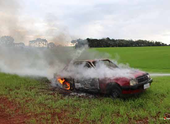 Homem ateia fogo ao próprio carro em Tapejara