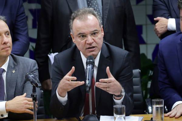 Relator apresenta parecer à reforma da Previdência nesta manhã