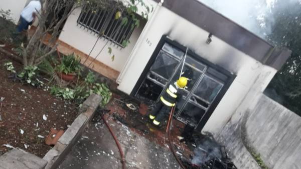 Bombeiros combatem incêndio em residência, em Ijuí