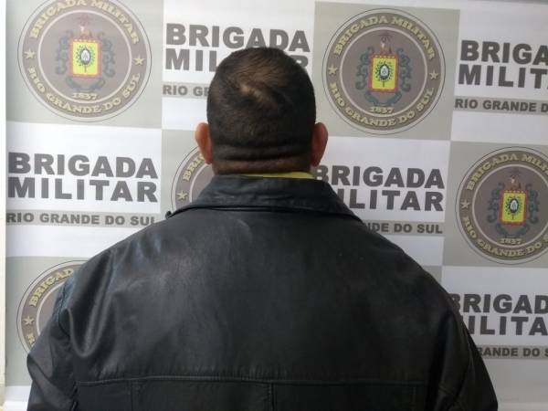 Brigada Militar de Santo Ângelo prende foragido e apreende armas