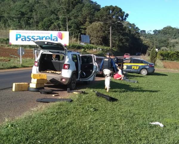 PRF apreende aproximadamente 300 quilos de maconha e prende três pessoas por tráfico em Erechim