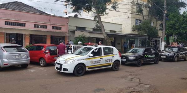 Criminosos amarram funcionárias e roubam joalheria em Espumoso