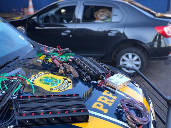 PRF prende três homens, recupera veículo roubado e apreende arma em Passo Fundo