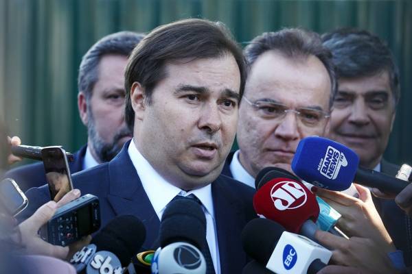 Maia diz que próxima terça é data-limite para decisão sobre estados e municípios