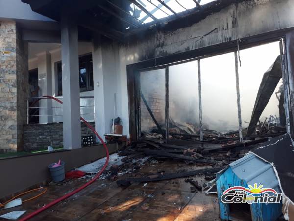 Casa é destruída por incêndio no bairro São Francisco em Três de Maio