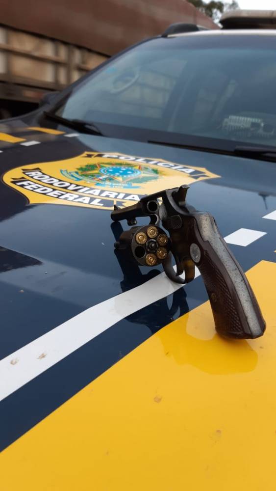 PRF apreende arma e prende condutor sem habilitação na BR 386