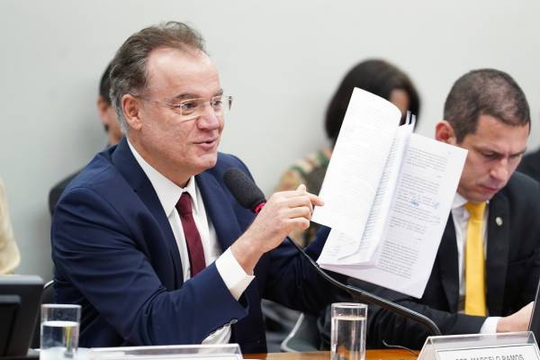 Relator faz ajustes no parecer da reforma da Previdência