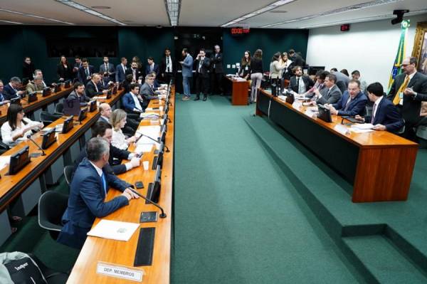 Comissão rejeita destaque que cria regras especiais para aposentadoria de policiais