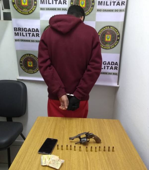 Homem é preso pela Brigada Militar por porte ilegal de arma de fogo, em Santo Ângelo