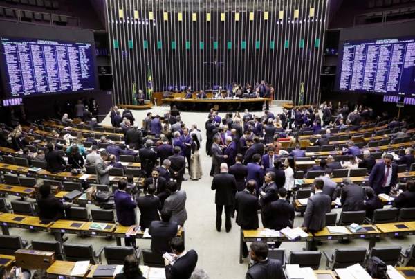 Maia abre sessão da Câmara para discutir em primeiro turno texto da PEC da Previdência