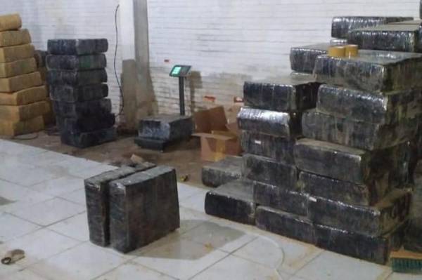 Determinada prisão de homens que seriam soltos após detenção com 4,6 toneladas de maconha