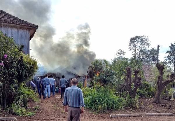 Incêndio destrói carro e galpão em Vila Pratos, Novo Machado