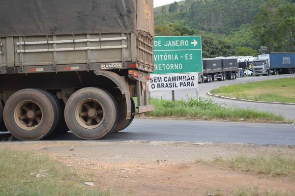 Caminhoneiros se mobilizam em grupos de WhatsApp para paralisação