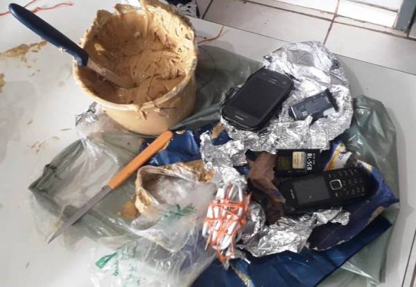 Visitante é detida ao levar celulares escondidos em pote de melado para preso de Palmeira das Missõe