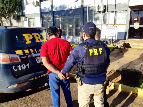 PRF prende homem por porte ilegal de arma em Carazinho