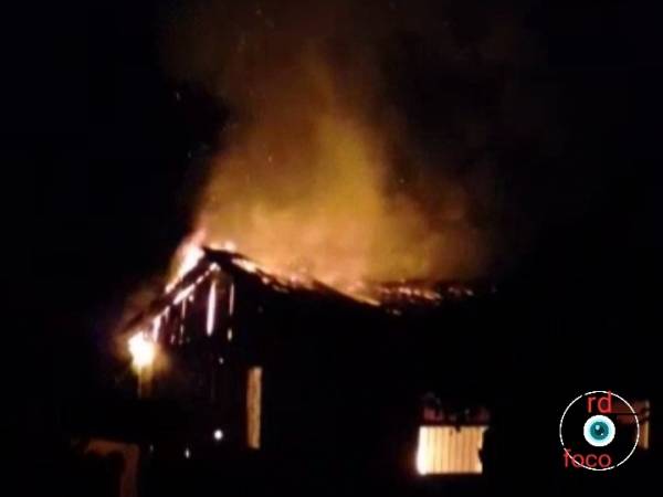 VÍDEO; casa é destruída pelo fogo em Miraguaí 