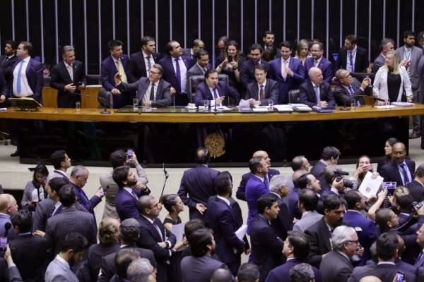 Câmara aprova texto-base da reforma da Previdência em 2º turno 