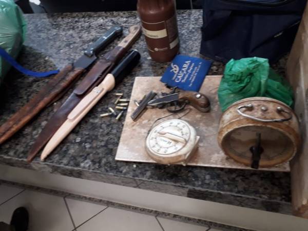 Brigada Militar apreende armas durante rinha de galo no interior de São Miguel das Missões