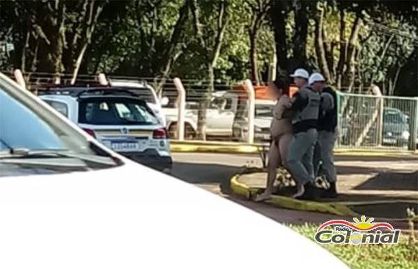 Homem correndo pelado é detido na Av. Expedicionário Weber em Santa Rosa