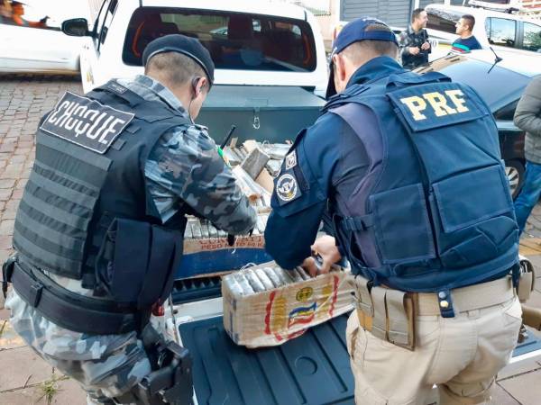 PRF, BM e PC apreendem 150 quilos de maconha e prendem 5 pessoas por tráfico em Passo Fundo
