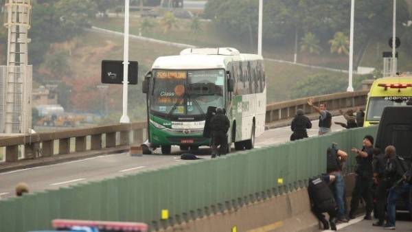 Polícia mata sequestrador de ônibus no Rio