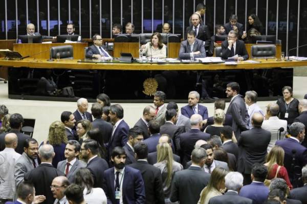 Câmara aprova urgência para posse de arma em propriedade rural