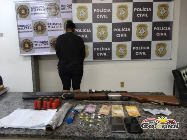 Mulher é presa durante Operação Adsumus da PC e BM, em Santo Ângelo 