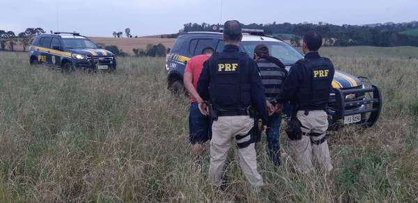 PRF apreende crack e prende dois homens após tentativa de fuga em Sarandi