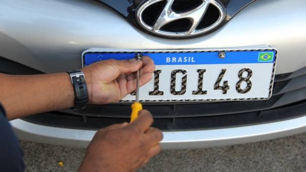 Troca da placa deixa de ser exigida em transferência dentro de um mesmo município