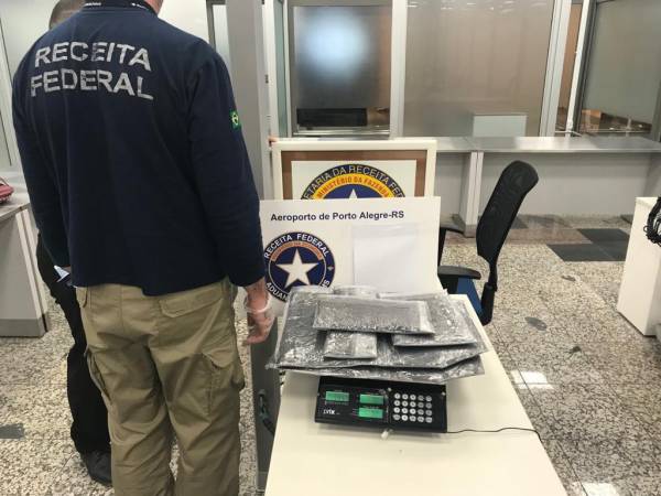 Jovem é presa com mais de sete quilos de cocaína no aeroporto de Porto Alegre