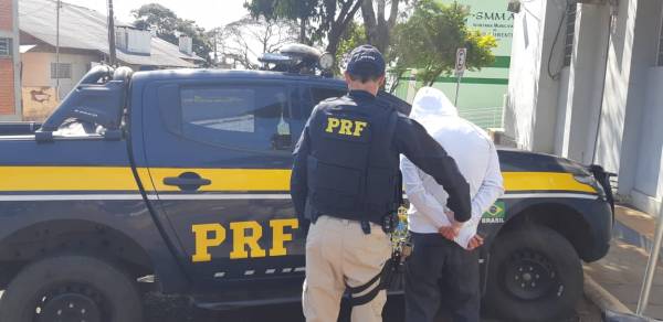 PRF Ijuí prende passageiro com mandado de prisão em ônibus