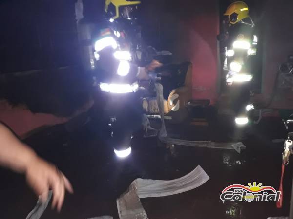 Bombeiros combatem incêndio em residência em Três de Maio
