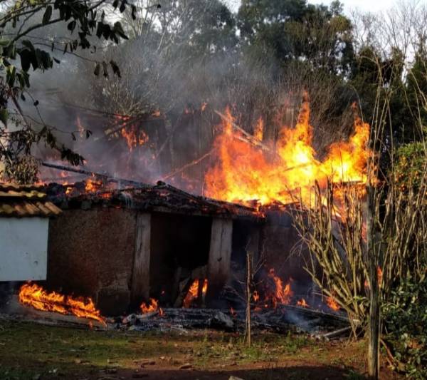 VIDEO; incêndio destrói residência no interior de Ijuí