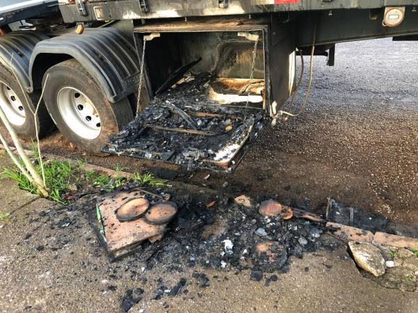 Vândalos colocam fogo em um caminhão durante a madrugada em Santa Barbará do Sul
