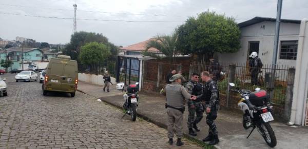 Bandido leva tiro de dono de lotérica e de policiais após fugir e fazer idoso refém em Passo Fundo