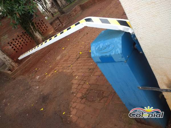 Vândalos danificam cancela de acesso ao estacionamento da Prefeitura de Três de Maio