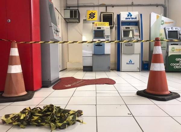Quadrilha faz reféns e rouba caixa eletrônico dentro de universidade em Lajeado