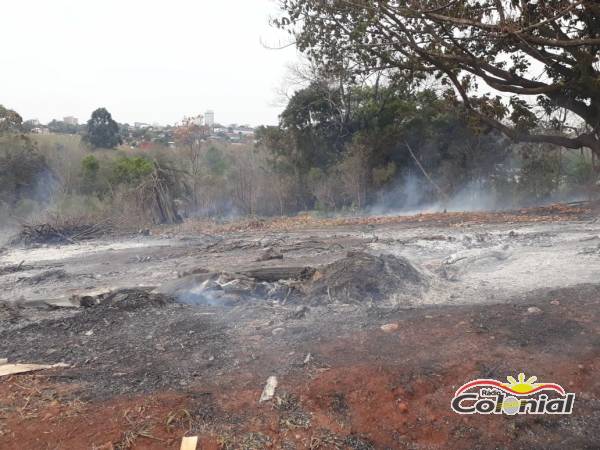 Bombeiros combatem incêndio de grandes proporções em vegetação, em Três de Maio