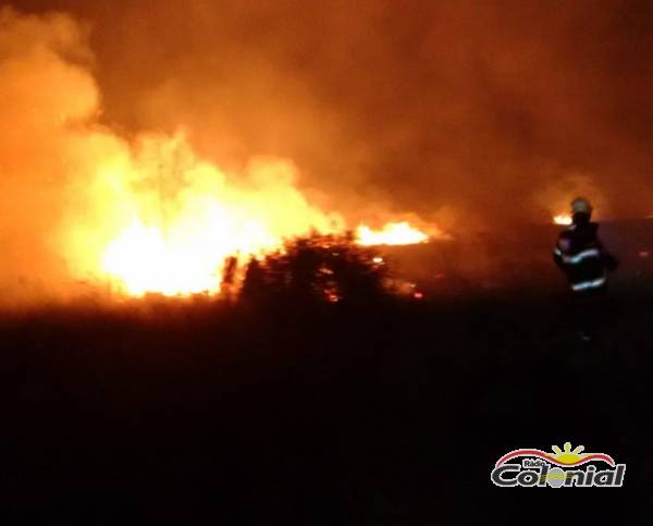 VÍDEO; Bombeiros combatem incêndio em área de vegetação seca em Consolata, Três de Maio