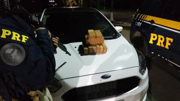 Polícia apreende maconha no porta-malas de carro na BR-287, em São Borja