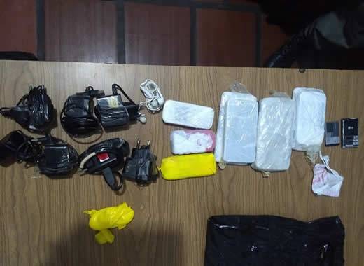 Brigada Militar apreende celulares na área externa do presídio, em Santo Ângelo