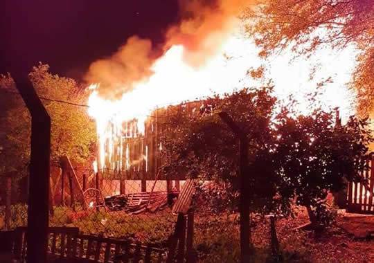 Duas residências atingidas por incêndio deixando uma pessoa ferida em Santo Ângelo