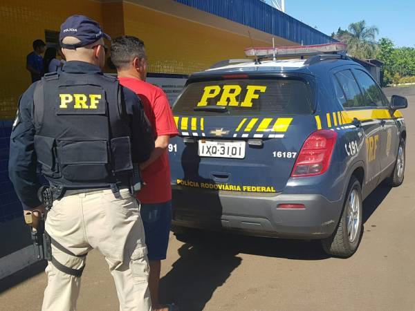 PRF prende motorista com mandado de prisão em Ijuí