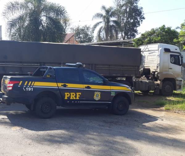 PRF apreende carreta com pneus importados durante fiscalização de crimes transfronteiriços em Panamb
