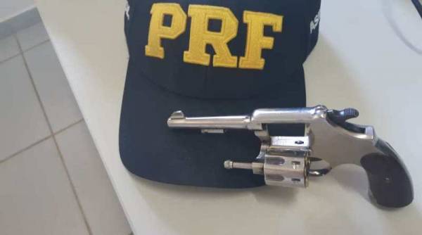 PRF realiza prisão durante fiscalização de cargas em Cruz Alta/RS