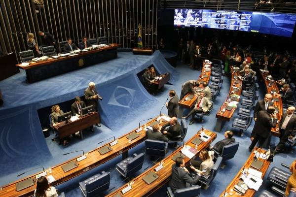 Senado mantém abono salarial para quem ganha até dois mínimos