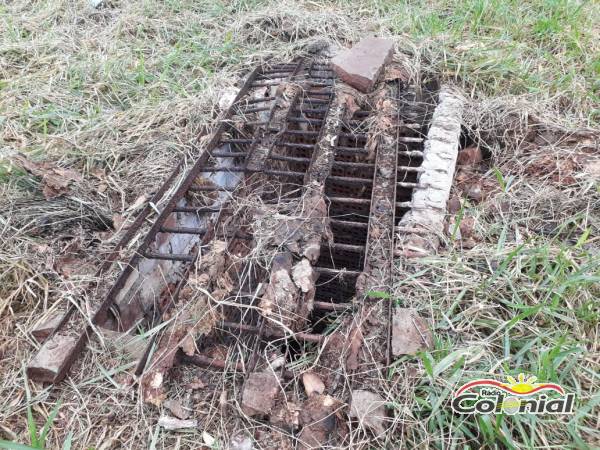 Boca de lobo com gradil quebrada representa perigo em terreno não cercado no Centro da cidade